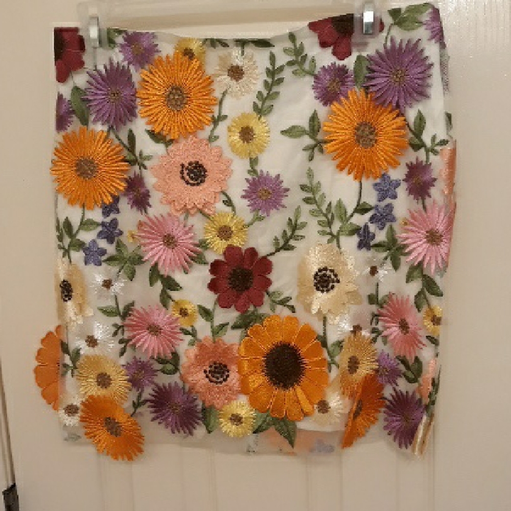 Adelyn Rae Floral Appliqué White Mini Skirt with Multicolor Flowers